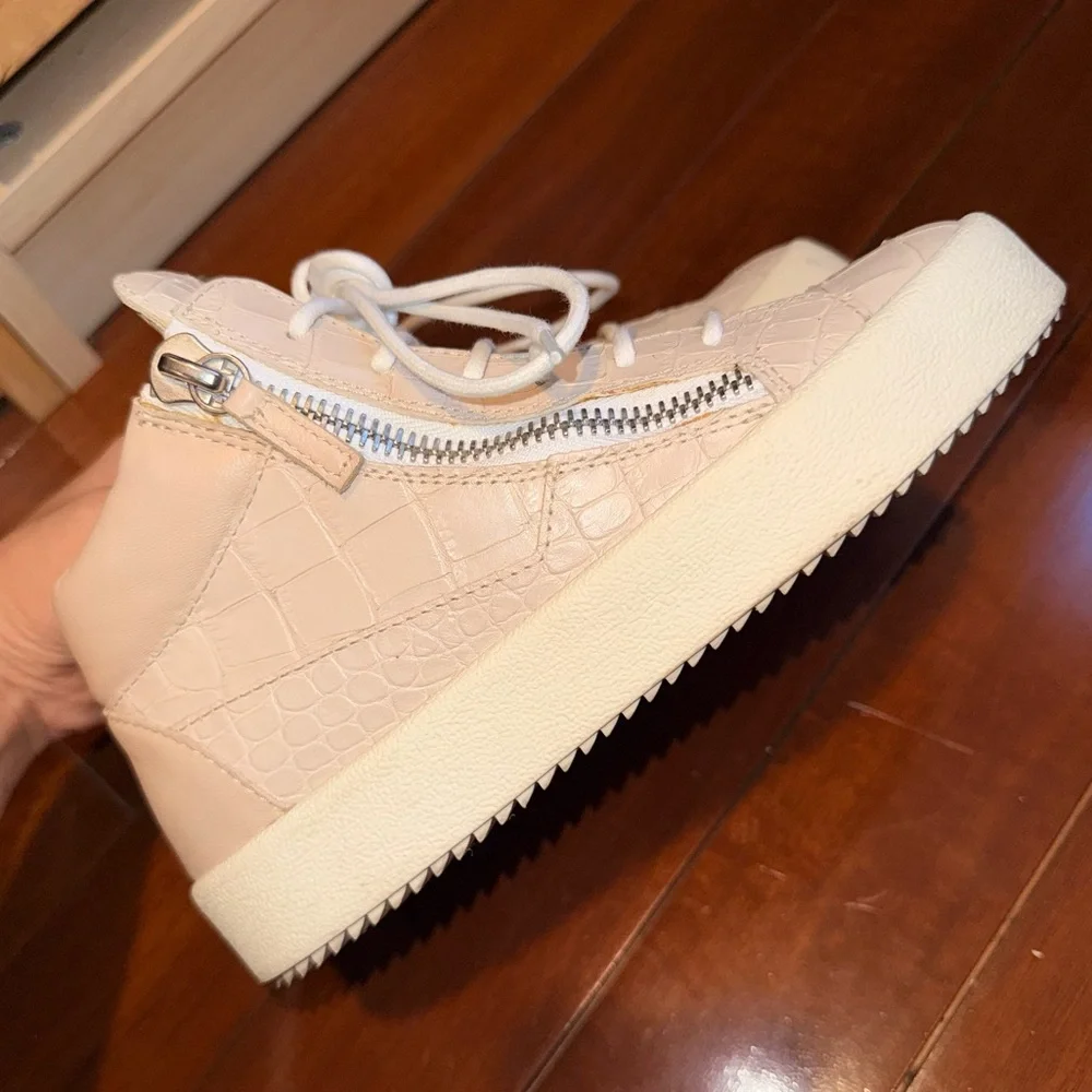 Giuseppe Zanotti gently used